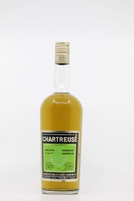 une bouteille de whisky chartreuse sur fond blanc