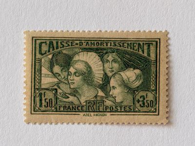 un timbre sur lequel figurent deux femmes et un homme