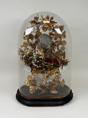 une cloche en verre contenant un bouquet de fleurs