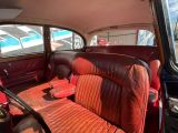 un siège rouge à l'arrière d'une voiture
