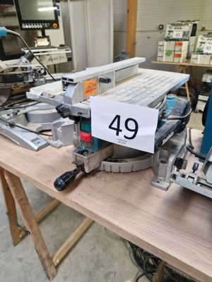 une photo d'une table sur laquelle se trouve un signe « # »