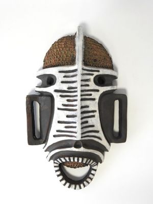 un masque de zèbre accroché à un mur sur fond blanc