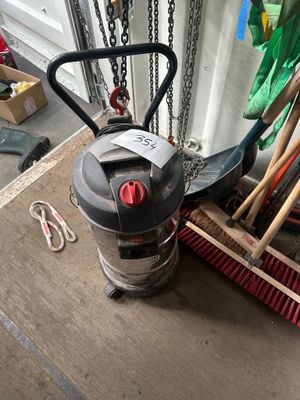 une photo d'un plumeau et d'un balai dans un garage