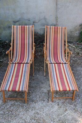 deux chaises longues placées l'une à côté de l'autre
