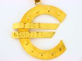 un pendentif en or orné du symbole de l'euro