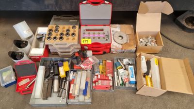 un grand nombre d'outils posés sur le sol