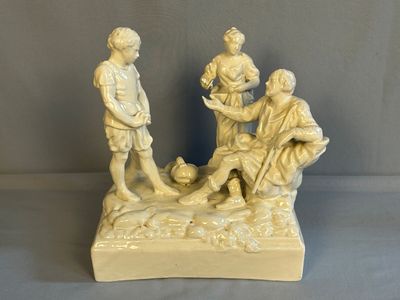 une figurine représentant un groupe de personnes assises sur un banc