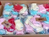 de nombreuses paires de chaussettes dans une boîte, chacune portant une étiquette