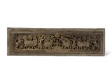 une image représentant une plaque en bois sur laquelle figure un groupe de personnes