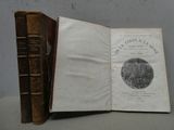 deux vieux livres posés sur une table l'un à côté de l'autre