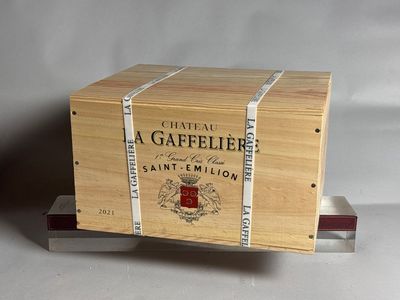 une boîte en bois portant une étiquette
