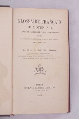 un livre ouvert avec la photo d'un homme et d'une femme