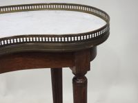 Tablette rognon en bois mouluré, le plateau en marbre blanc … (photo 5)