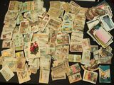 une pile de vieilles cartes postales posée sur une table