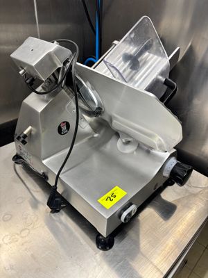 une machine posée sur une table dans une cuisine