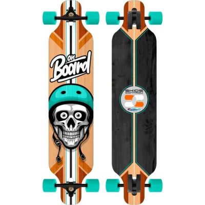 Le skateboard est orné d'un crâne à l'avant et d'un casque à l'arrière.