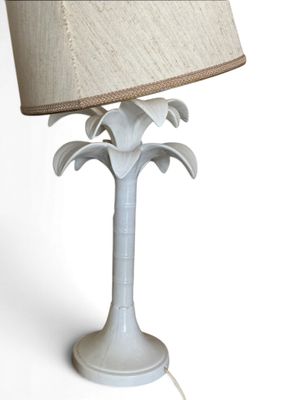 une lampe de table blanche avec un abat-jour beige