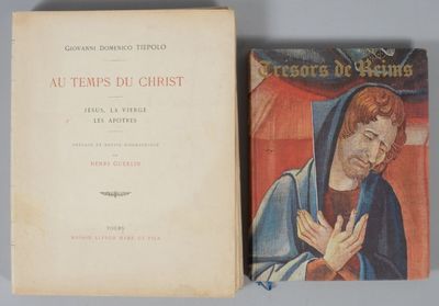 un vieux livre posé sur une table, à côté d'un livre fermé