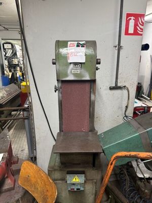 une machine qui se trouve à l'intérieur d'un bâtiment