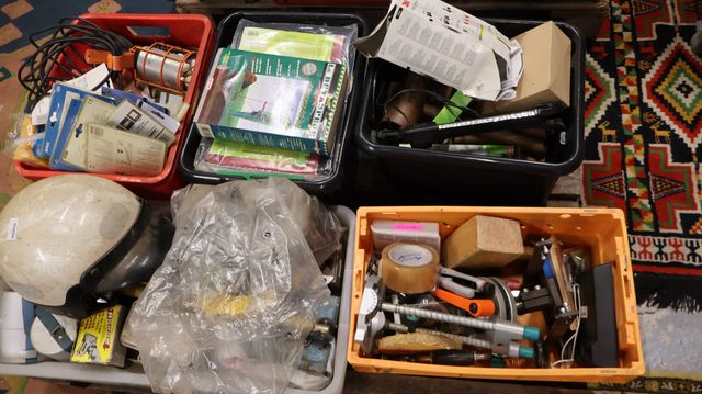 Une palette : Important lot d’outillages de jardin, bricolages et...