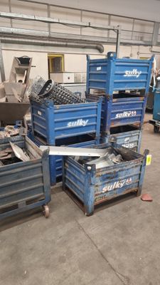 de nombreuses caisses bleues dans un entrepôt, avec un camion bleu en arrière-plan