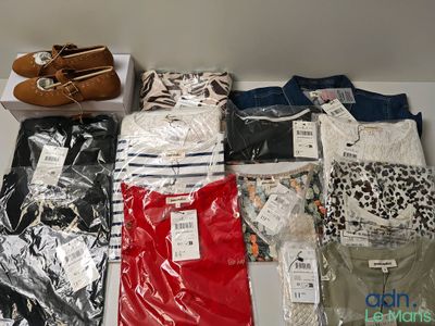 de nombreux types de vêtements et de chaussures posés sur la table