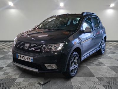 une photo d'une Dacia noire garée dans un garage
