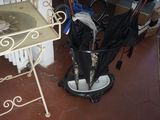 une table sur laquelle sont posés des parasols, dans une pièce