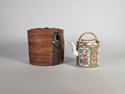 une paire de vases chinois et un panier posés sur une table