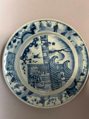 une assiette bleue et blanche avec l'image d'un oiseau dessus