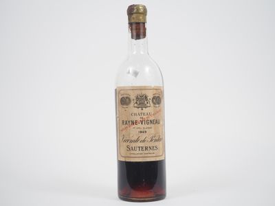 une bouteille de vin posée sur une surface blanche