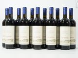 six bouteilles de vin rouge alignées sur une table