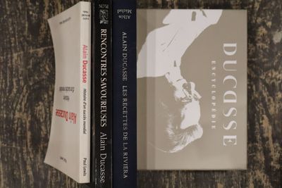 deux livres posés l'un à côté de l'autre sur une table