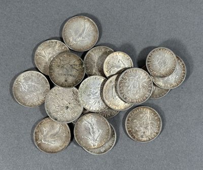 une pile de pièces d'argent posée sur une table