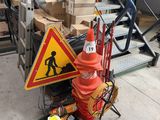 un tas de matériel de chantier posé par terre