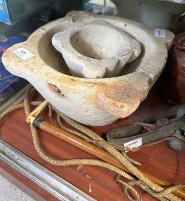 un bol en pierre entouré d'une corde, posé sur une table