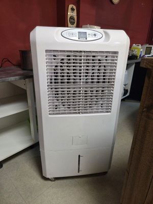 un petit climatiseur posé dans un coin de la pièce