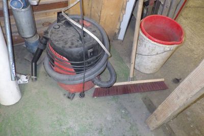 une photo d'une pièce avec un aspirateur et un balai