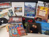 un grand nombre de livres posés sur une table