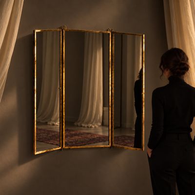 une femme debout devant un miroir, en train de se regarder dans le miroir