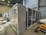 une grande pile de conteneurs métalliques dans un entrepôt