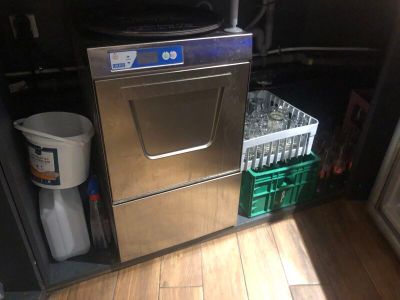 une photo d'un lave-vaisselle dans un coin de la cuisine