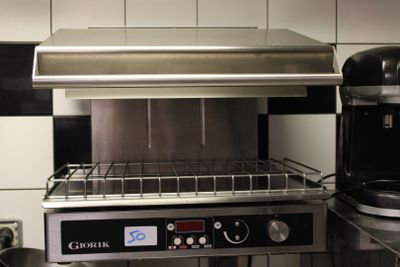 un grille-pain four posé sur un comptoir dans une cuisine
