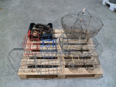 une caisse sur laquelle sont posées plusieurs cages