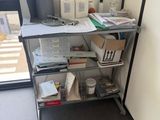 un bureau surmonté d'un ordinateur dans une pièce