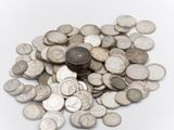 une pile de pièces d'argent sur une surface blanche