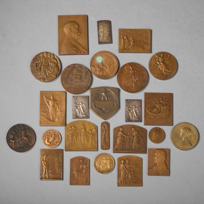 un lot de pièces de monnaie posées sur une table