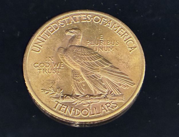 Une pièce de monnaie en or à valeur faciale de 10 Dollars Indian ...