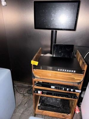 un téléviseur posé sur un meuble en bois