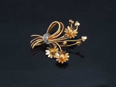 broche en forme de fleur en or et diamants